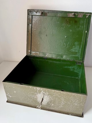 Caja metálica antigua con llave