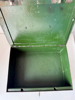 Caja metálica antigua con llave