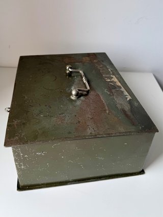 Caja metálica antigua con llave