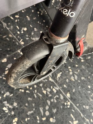Patinete negro rueda grande