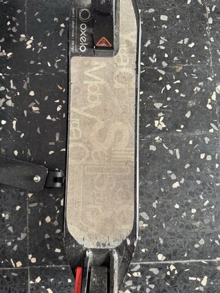 Patinete negro rueda grande