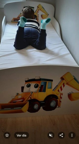 Cama infantil con dibujo de grúa