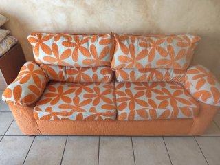 Sofá naranja y blanco con estampado floral