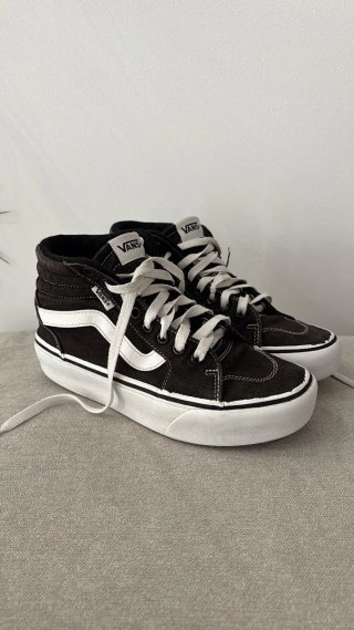 Zapatillas Vans Negras y Blancas