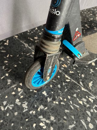 Patinete plegable con mini suspensión delantera.