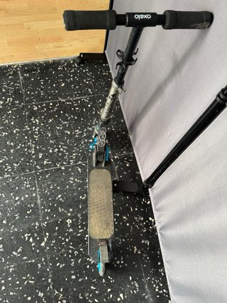 Patinete plegable con mini suspensión delantera.