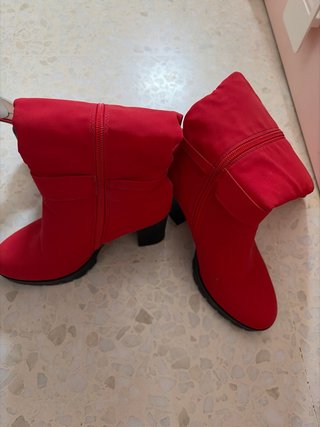 Botas altas rojas con tacón y adornos