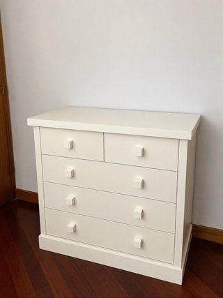 Cómoda de madera beige