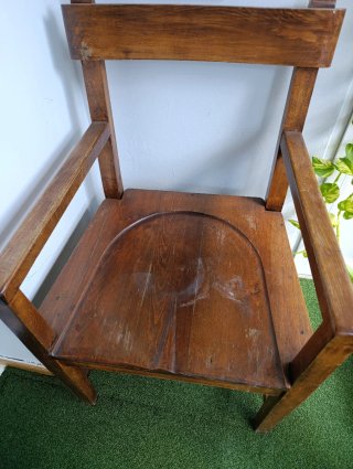 Silla antigua de madera maciza