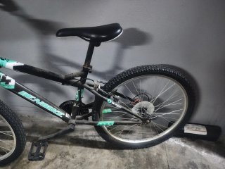 Bicicleta BMX Negra y Verde
