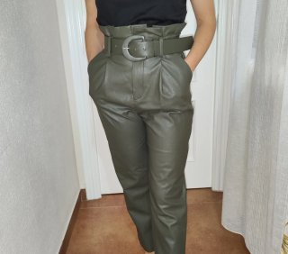Pantalón verde efecto piel Stradivarius T.XS