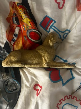 Figura de perro de plástico