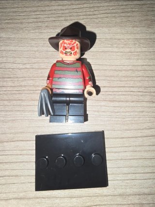 Minifigura Freddy Krueger tipo Lego Halloween