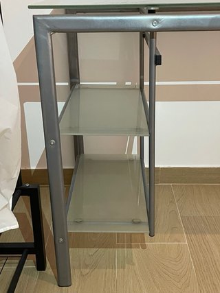 Escritorio cristal y metal con estantes