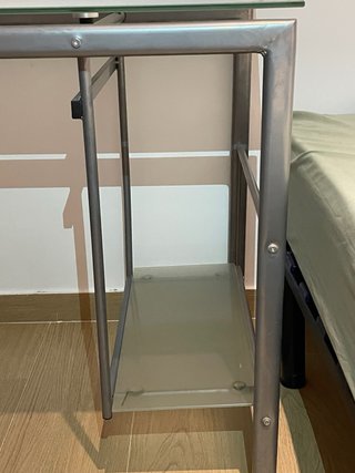 Escritorio cristal y metal con estantes