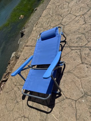 Silla plegable azul y plateada