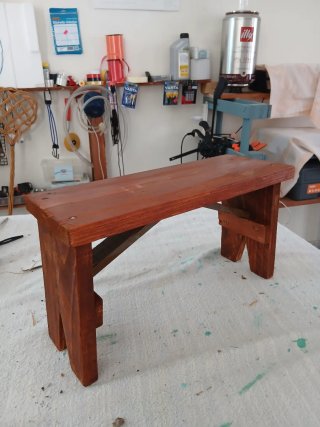 Sgabello rustico in legno