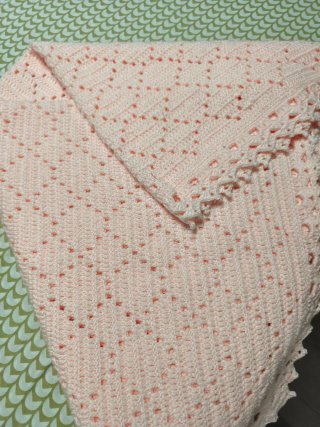 Manta bebé crochet rosa tejida a mano