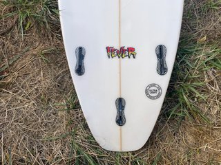 Pranchas Channel Islands Fever e Pukas x Mayhem