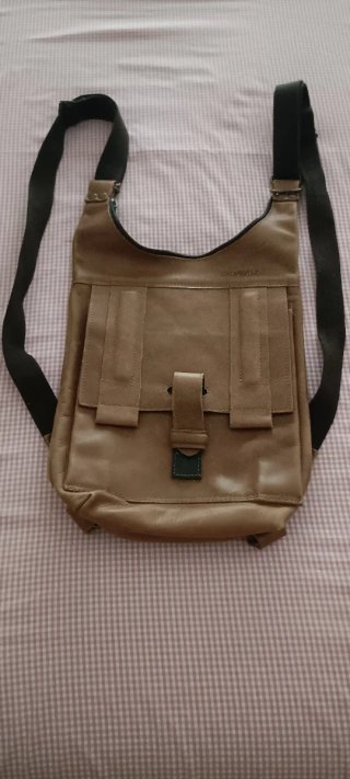Mochila de cuero marrón