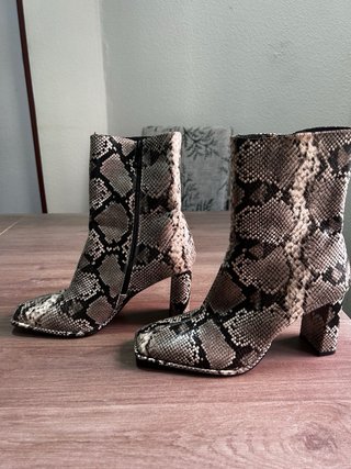 Botín estampado serpiente
