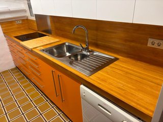 Cocina completa naranja y blanca
