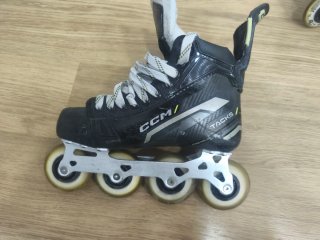 Patines CCM Tacks Hockey Línea talla 40.5