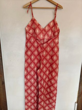 Mono rojo y beige estampado