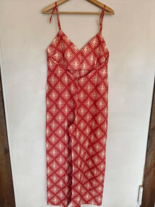 Mono rojo y beige estampado
