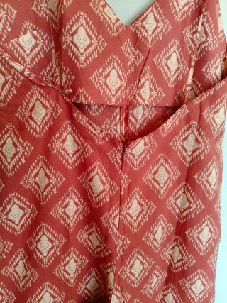 Mono rojo y beige estampado