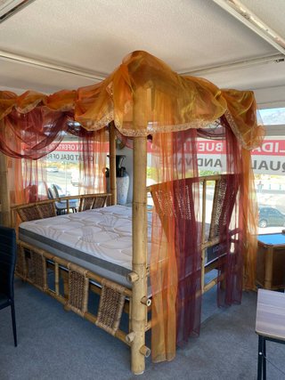 Cama de bambú con dosel y cortinas