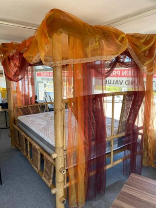 Cama de bambú con dosel y cortinas