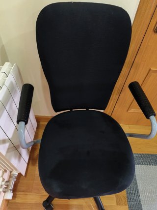 Silla de oficina negra con ruedas
