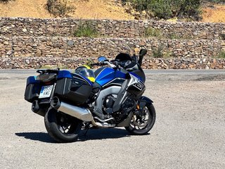 BMW K1600GT con defensas y topcase