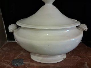 Sopera antigua de porcelana blanca