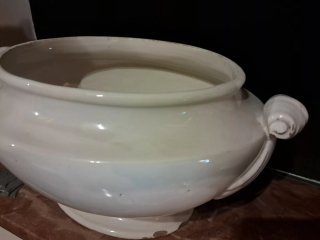 Sopera antigua de porcelana blanca