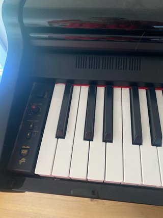 Piano Eléctrico Negro con Banqueta