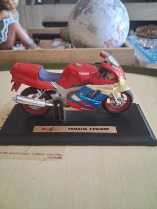 Figura Moto Yamaha FZR600R Maisto
