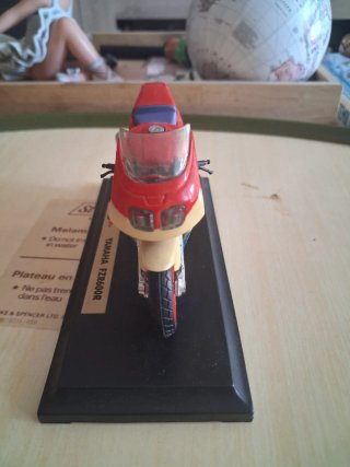 Figura Moto Yamaha FZR600R Maisto