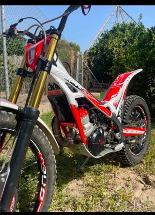 TRS One 300 Trial Roja y Blanca.