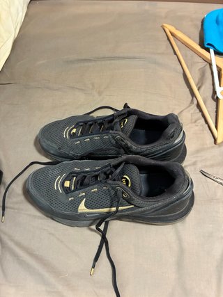 Zapatillas Nike Negras y Doradas