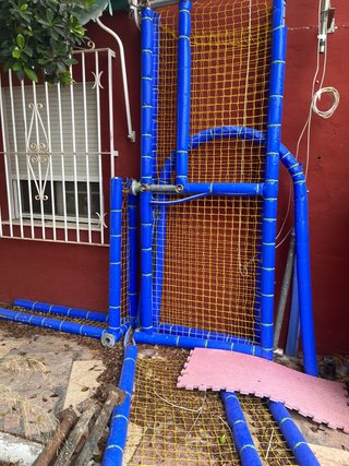 Parque infantil azul y amarillo