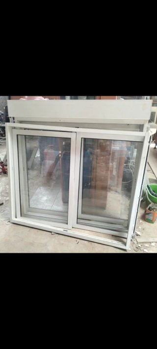 Ventana con persiana, ventana y ventanales