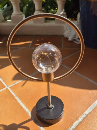 Lámpara de mesa decorativa dorada