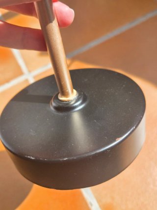 Lámpara de mesa decorativa dorada