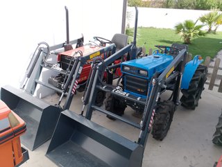 Minitractor con pala frontal