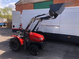 Minitractor con pala frontal