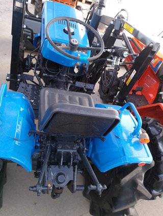 Minitractor con pala frontal