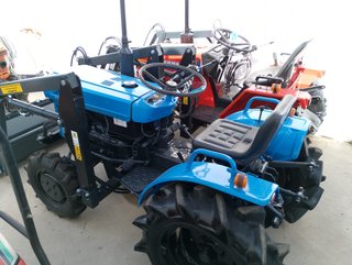 Minitractor con pala frontal