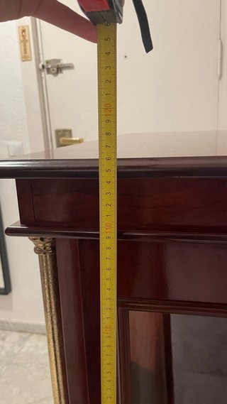 Vitrina de madera con puertas de cristal